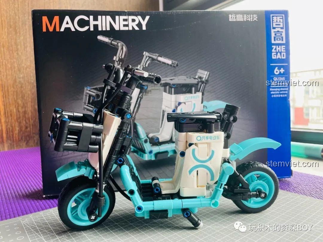 Bộ sưu tập 4 mô hình xe điện ZHEGAO trên bàn làm việc, sẵn sàng cho những cuộc phiêu lưu.