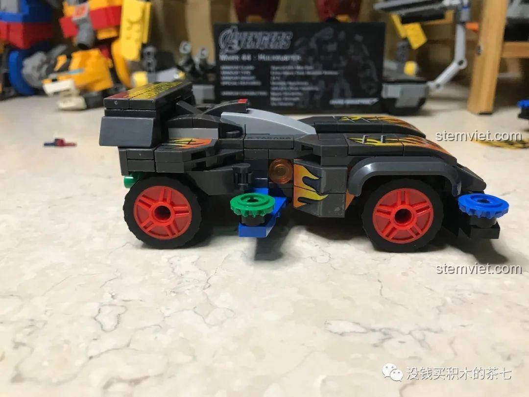 Bộ sưu tập bốn xe đua Mini 4WD Sembo Block (Sonic Saber, Magnum Saber, Spin Axe, Trident-X) cùng các minifigure nhân vật chính, tạo nên cảnh tượng hoành tráng.