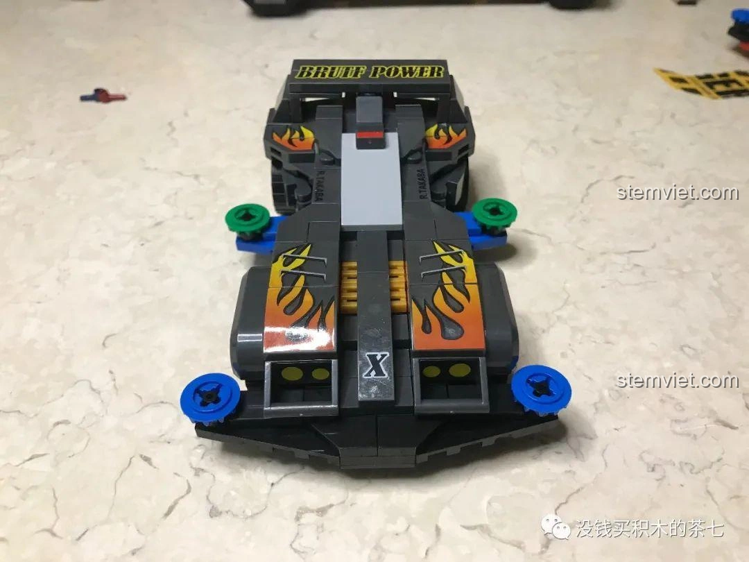 Bộ sưu tập xe đua Mini 4WD Sembo Block được trưng bày trên kệ, thể hiện giá trị sưu tầm và trang trí của sản phẩm, thu hút mọi ánh nhìn.