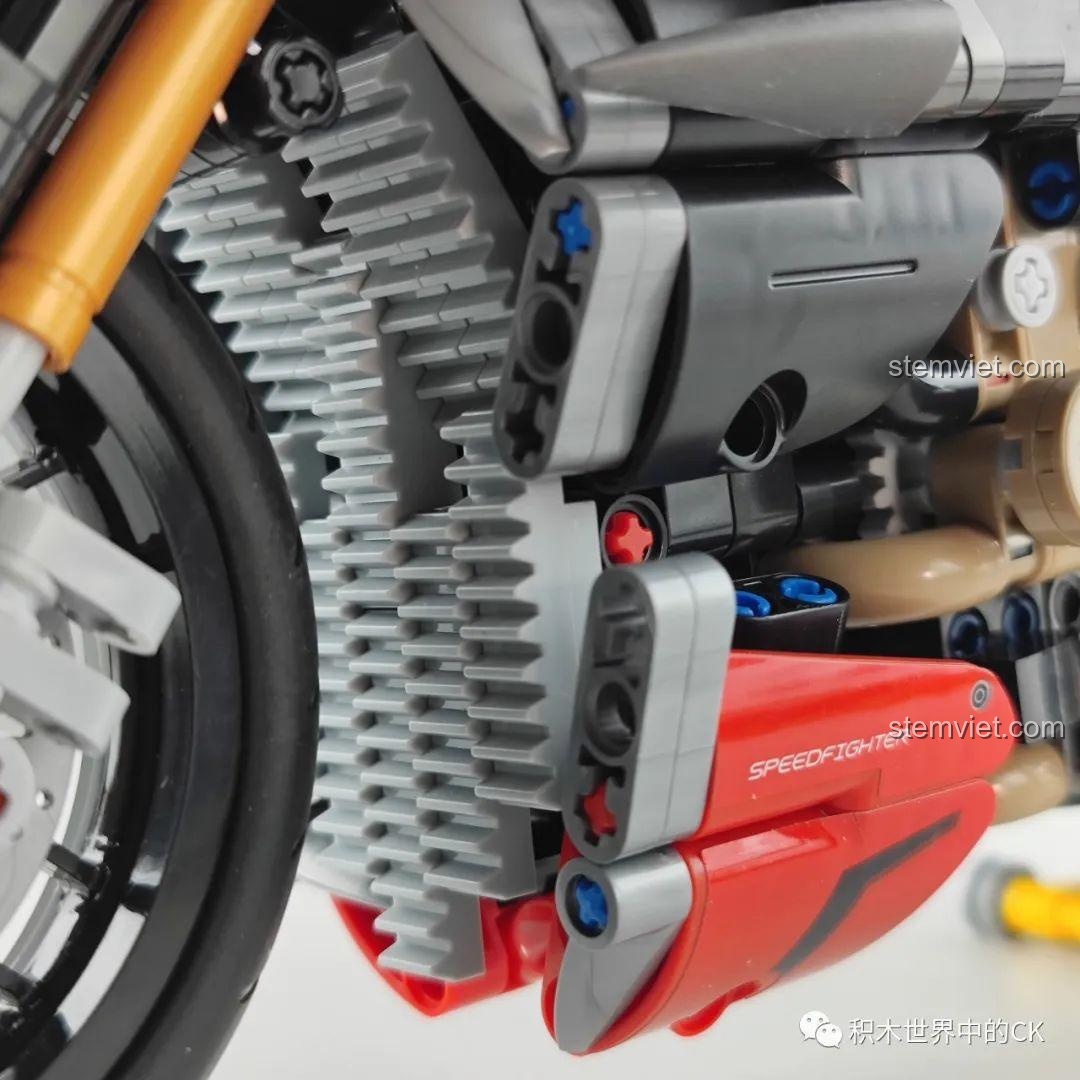 Chi tiết bộ tản nhiệt của bộ xếp hình Xe phân khối lớn Streetfighter V4 SP cho bé 14+.