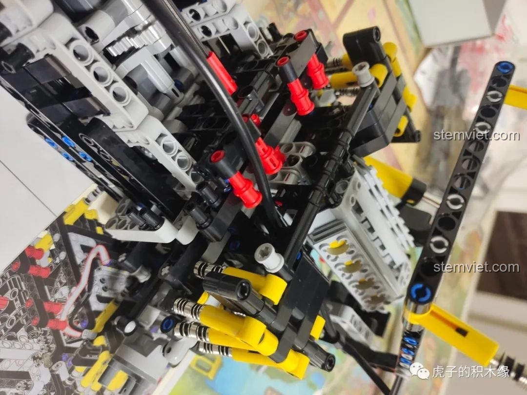 Quá trình lắp đặt các đường ống khí nén phức tạp trên mô hình Mould King 19002.