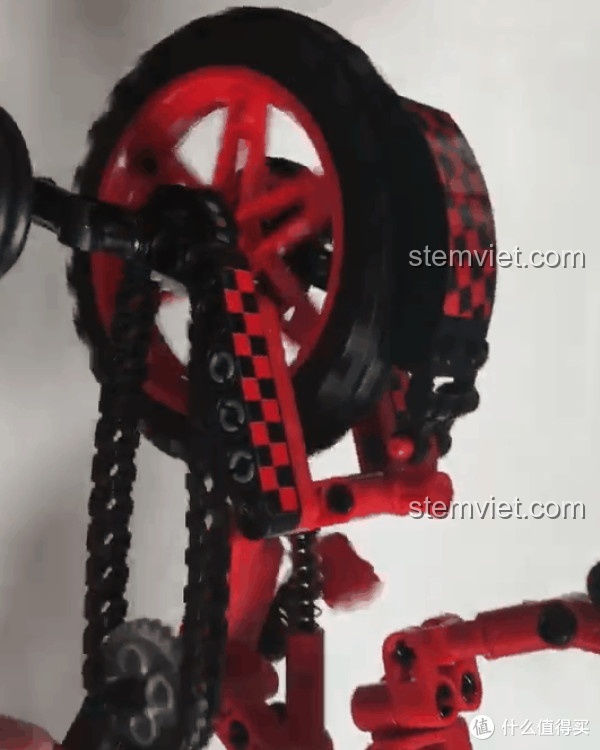 Cận cảnh bộ truyền động của mô hình Winner 7066, dây xích và bánh răng.