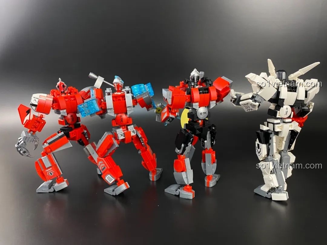 Bốn mô hình Mecha Ultraman Qman tạo dáng chiến đấu, thể hiện sự đa dạng trong thiết kế và màu sắc.