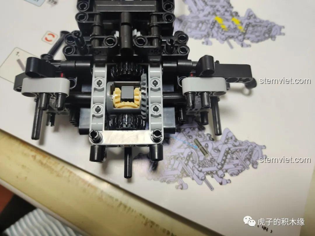 Cận cảnh bộ vi sai cầu trước của mô hình Aston Martin Vantage GT3 KaCo Blocks C001, một chi tiết quan trọng trong hệ thống truyền động 4 bánh.