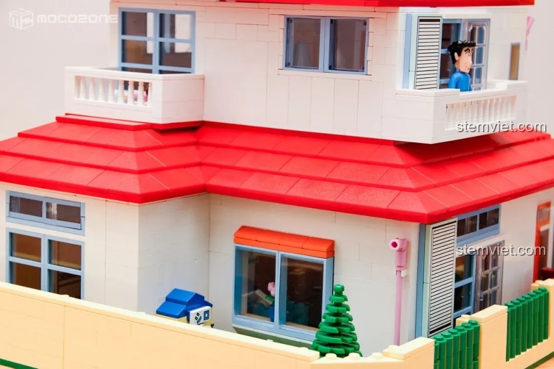 Góc nhìn từ trên cao của mô hình Biệt thự của gia đình Nohara, làm nổi bật thiết kế mái đỏ và ban công tầng hai.