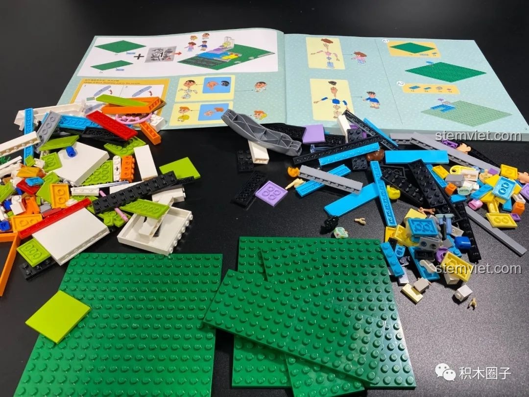 Các chi tiết gạch từ túi số 1 của bộ xếp hình Biệt thự của gia đình Nohara cho con gái 14 tuổi.