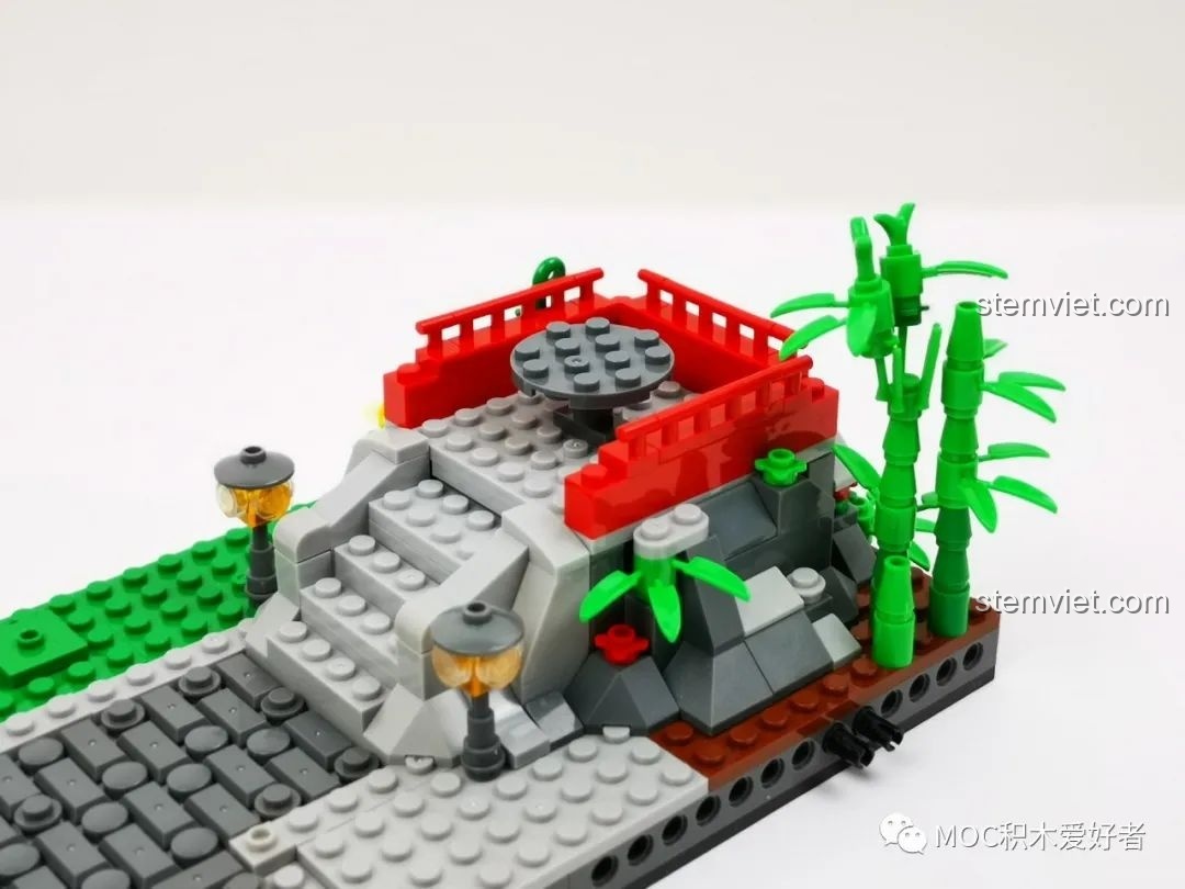 Lắp ráp lan can và các chi tiết trang trí cho khu vực đình nghỉ trong bộ xếp hình C 9123 giá tốt.