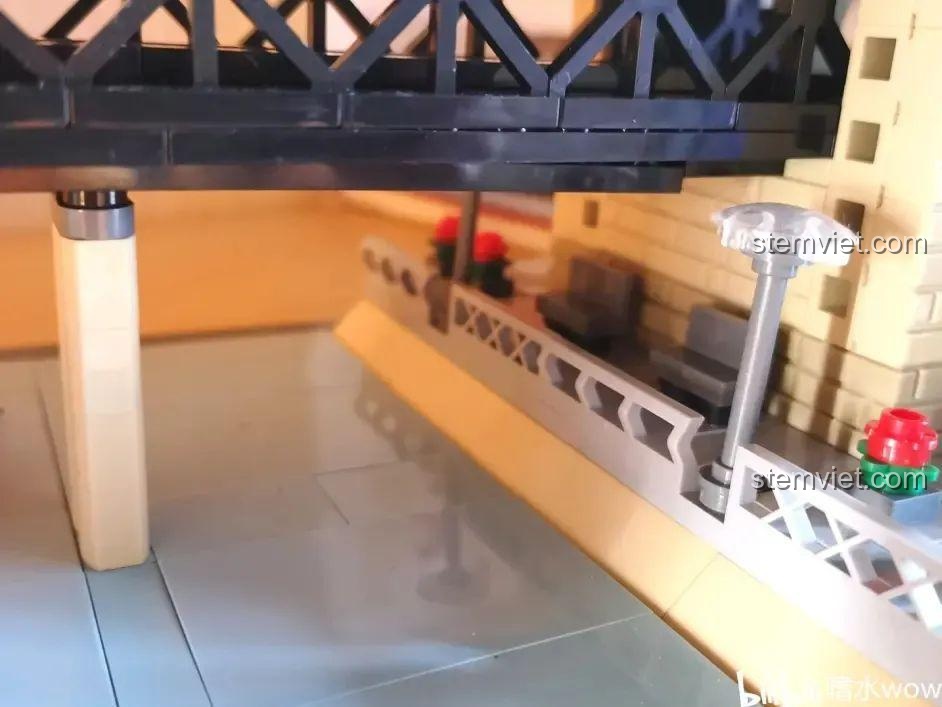 Cận cảnh mô hình Cầu Trường Giang Vũ Hán WANGE 6223 với đèn đường và xe cộ.