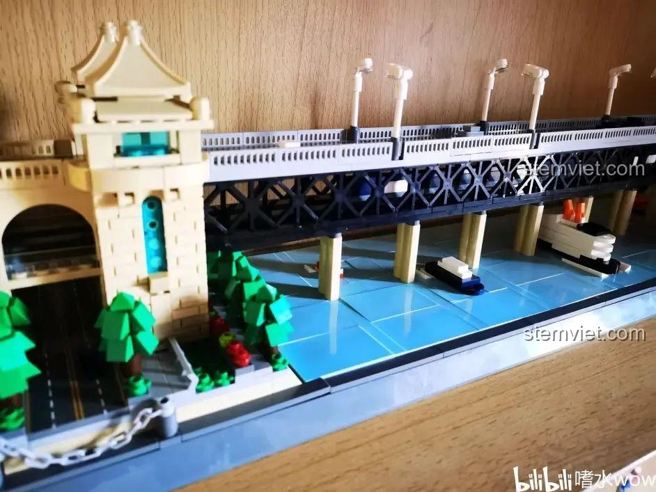 Mô hình Cầu Trường Giang Vũ Hán WANGE 6223 hoàn chỉnh, nhìn từ góc nghiêng.