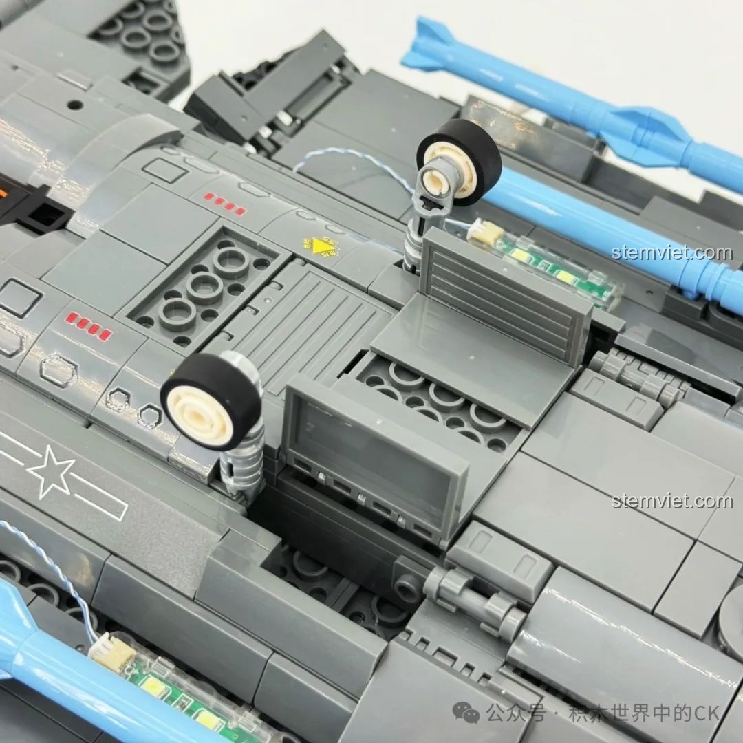 Bộ xếp hình Chiến đấu cơ trên tàu sân bay J-35 cho trẻ em 6 tuổi với bánh đáp chính đã được hạ xuống.