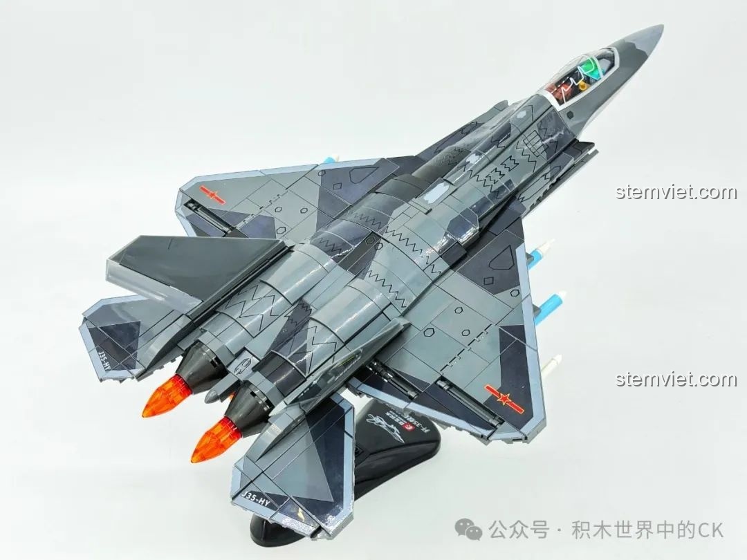 Bộ xếp hình Chiến đấu cơ trên tàu sân bay J-35 cho trẻ em 6 tuổi với góc nhìn từ phía sau.
