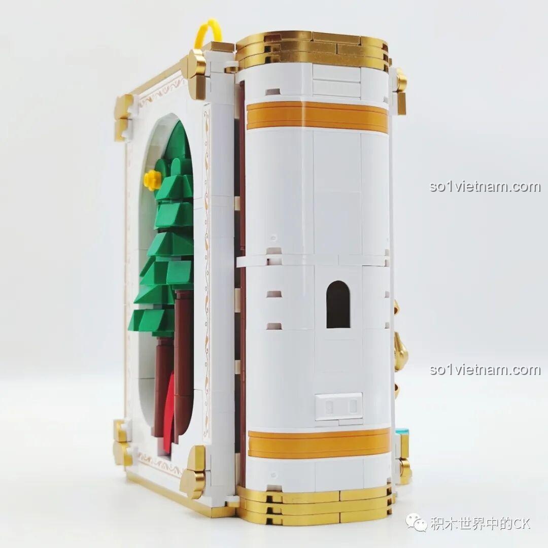 Phần gáy sách của bộ xếp hình cuốn sách pop-up Bạch Tuyết, được thiết kế như một tòa tháp tròn.