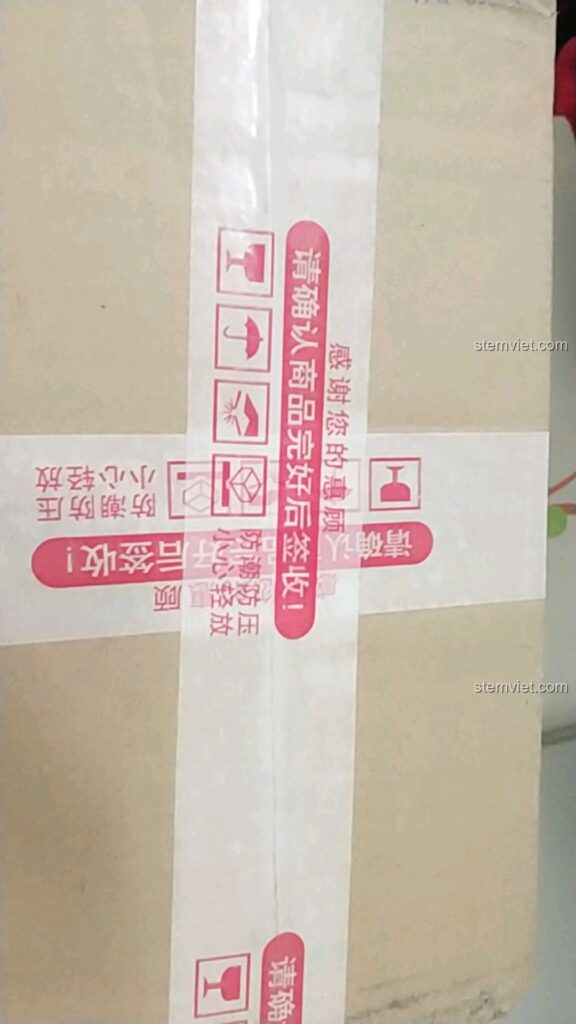 Thùng hàng carton chứa bộ lắp ráp Enlighten 125 Xe Cảnh Sát Cổ Điển được đóng gói cẩn thận trước khi giao đến tay khách hàng.