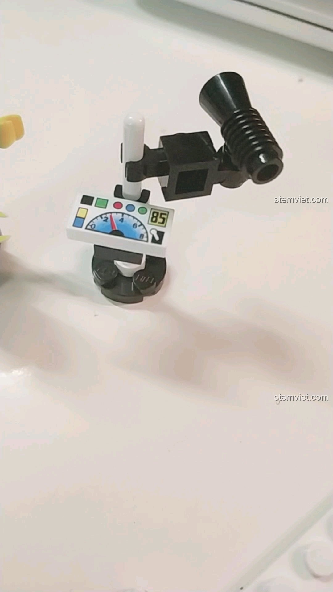 Phụ kiện máy đo tốc độ được lắp ráp xong từ bộ xếp hình Enlighten 125 Xe Cảnh Sát Cổ Điển giá hời.