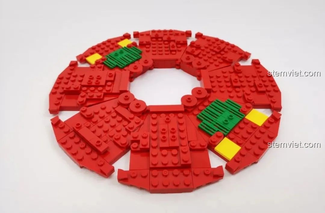 Thêm các chi tiết trang trí đầu tiên lên phần nắp của bộ Hộp quà Tết WOMA C9122.