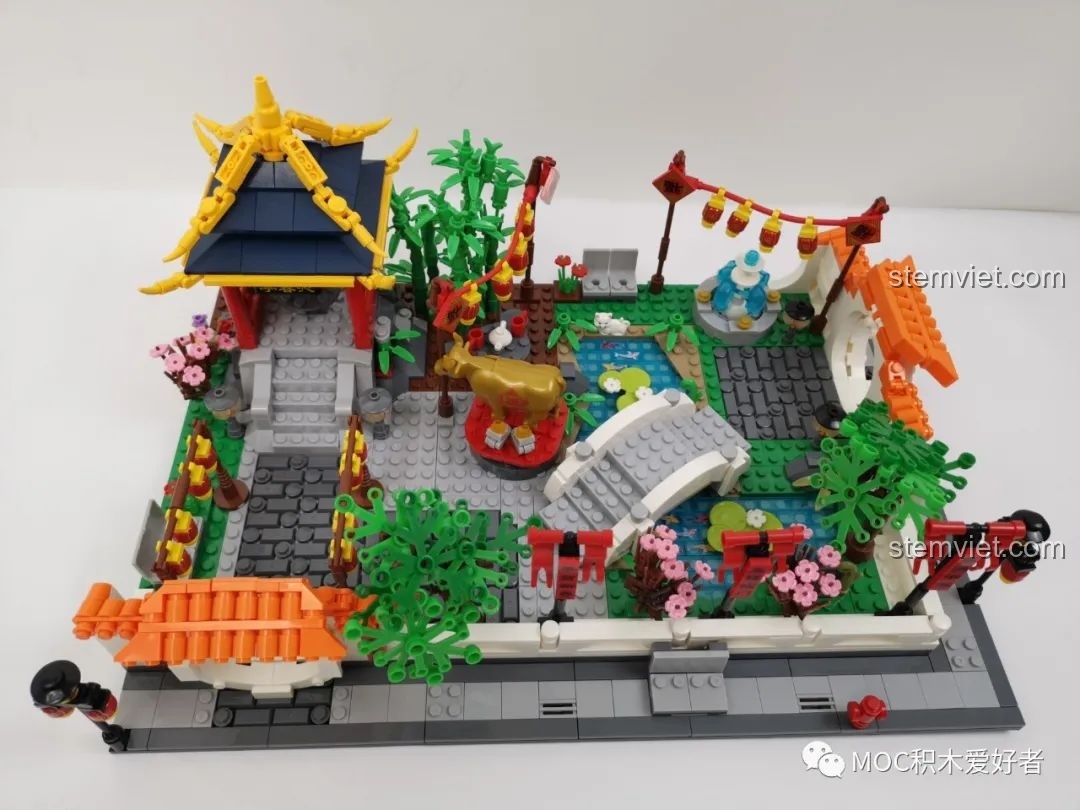 Góc nhìn từ trên cao của bộ xếp hình Lễ hội Đèn lồng trong Vườn WOMA đáng tiền, khoe trọn thiết kế.