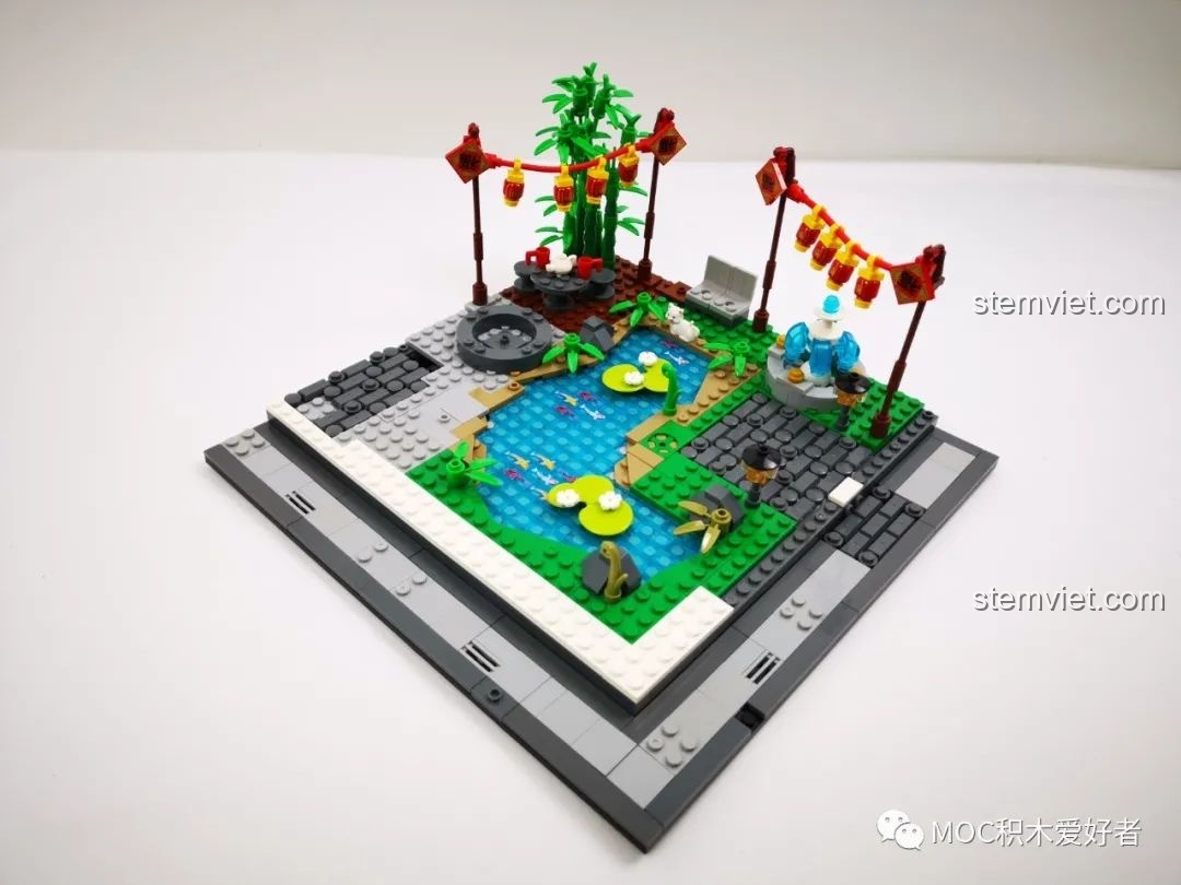 Treo dây đèn lồng và chữ Phúc trong bộ xếp hình Lễ hội Đèn lồng trong Vườn WOMA, tất cả đều là chi tiết in.