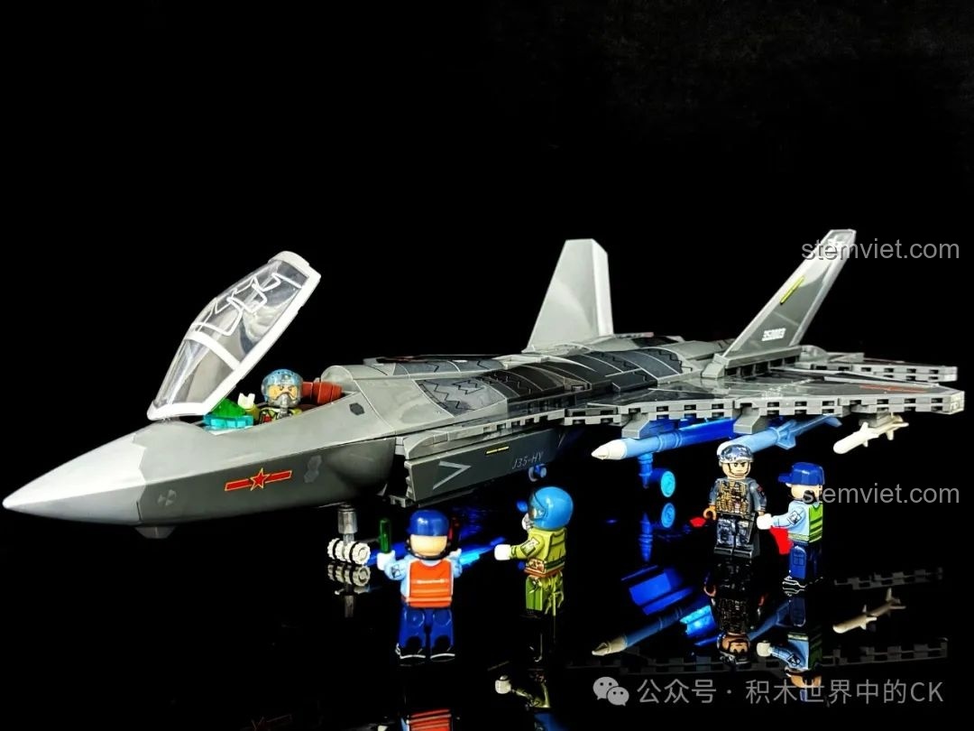 Bộ xếp hình Máy bay chiến đấu J-35 cho bé trai trên 6 tuổi với cảnh dàn dựng cùng minifigures trong đêm.