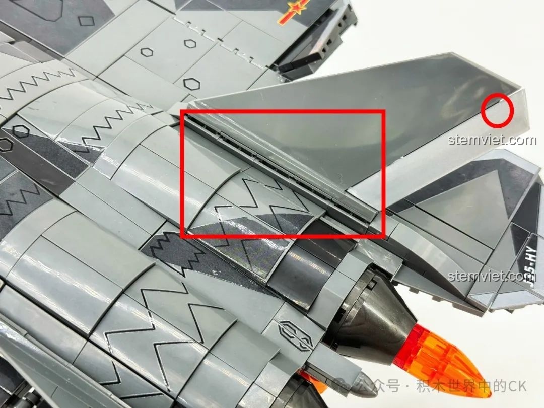 Bộ xếp hình Máy bay chiến đấu J-35 cho bé trai trên 6 tuổi có các chi tiết nhỏ được làm rất tỉ mỉ.