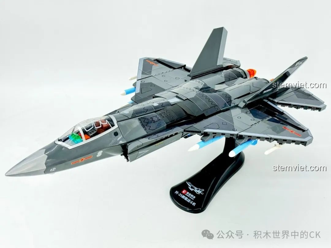 Bộ xếp hình Máy bay chiến đấu J-35 cho bé trai trên 6 tuổi sau khi hoàn thành, đặt trên đế trưng bày.
