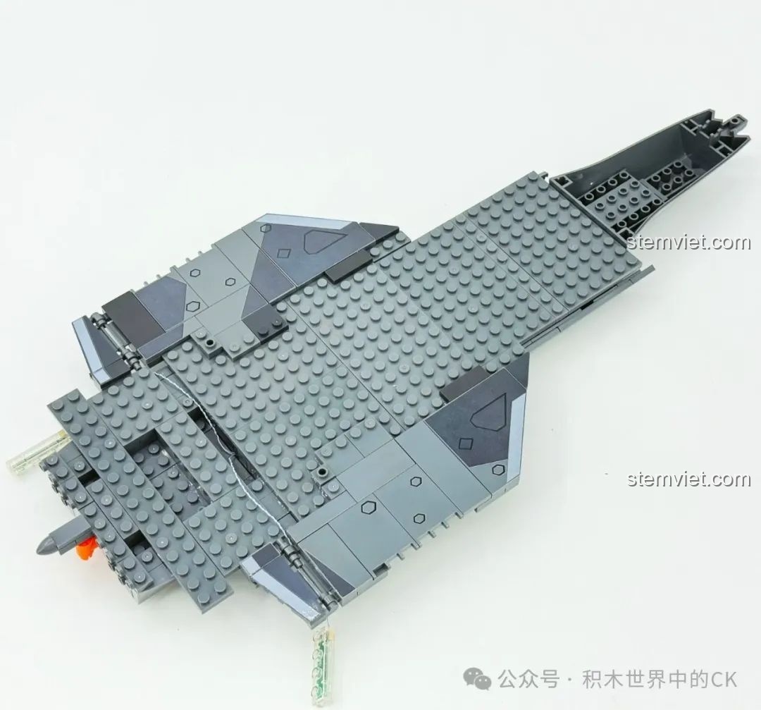 Bộ xếp hình Máy bay chiến đấu J-35 cho bé trai trên 6 tuổi đang trong quá trình lắp ráp phần thân trên.