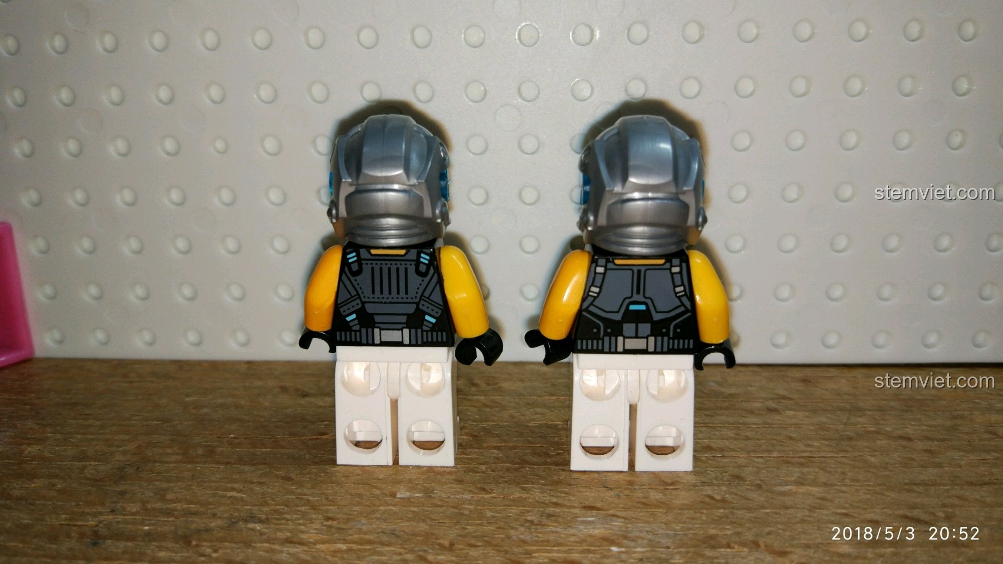 Mặt sau của hai nhân vật minifigure nam Enlighten 2714, bộ xếp hình Máy bay quân sự QMAN 2716 hợp túi tiền