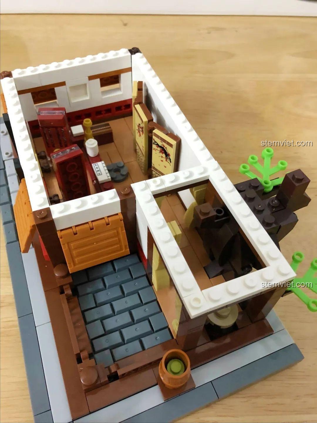 Bố cục tầng 1 của bộ xếp hình Mô hiệu thuốc Trung Hoa C0340, bao gồm sân trong và khu sắc thuốc.