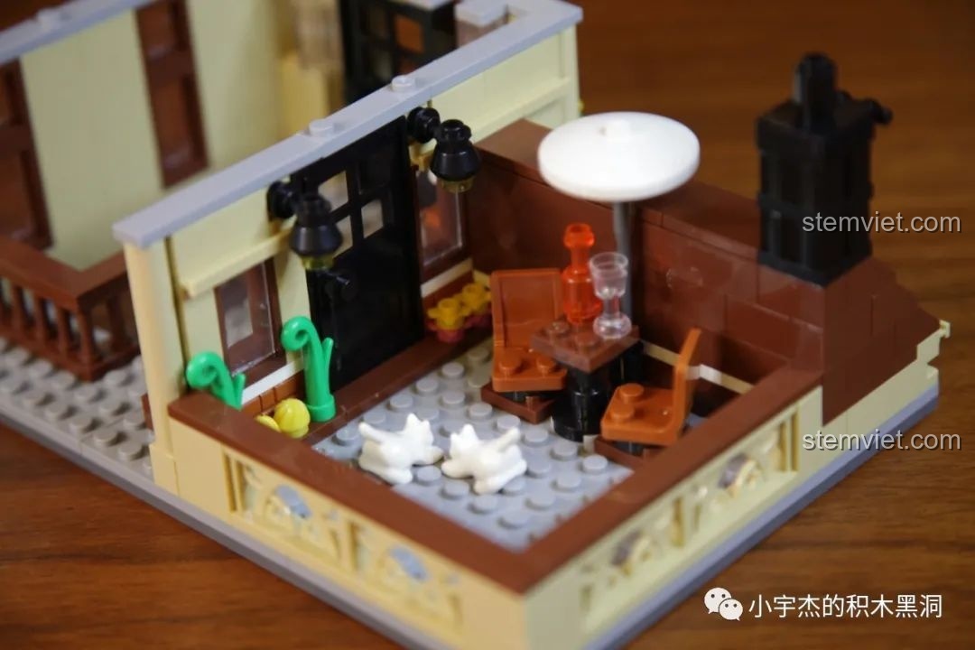 Cận cảnh hai chú mèo trắng và bàn ghế trên sân thượng của bộ lắp ráp Zhegao QL0937.