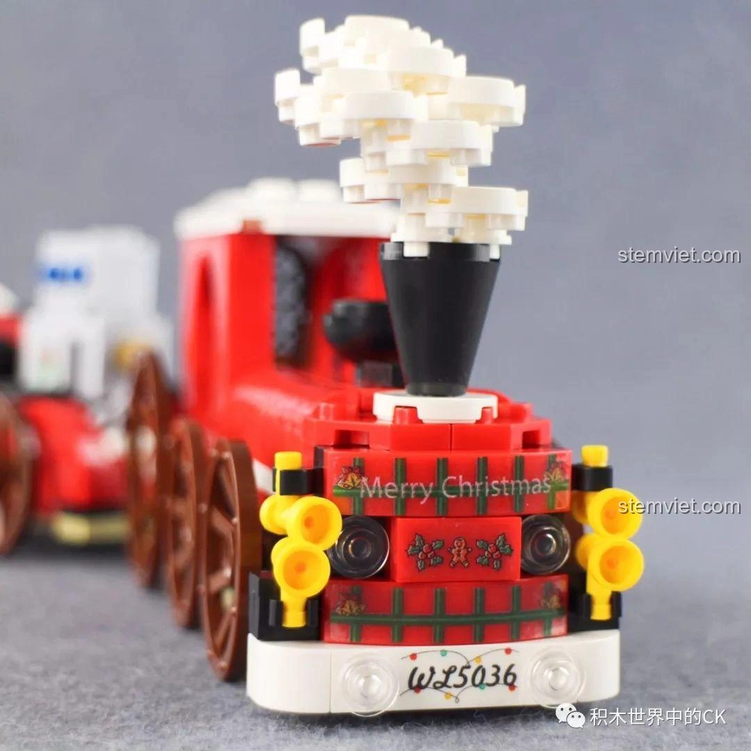 Ảnh cận cảnh chi tiết khói và mặt trước đầu tàu trong bộ xếp hình Mô Tàu Hỏa Noel Winner 5036, thể hiện sự tỉ mỉ trong thiết kế và các chi tiết trang trí Giáng Sinh.