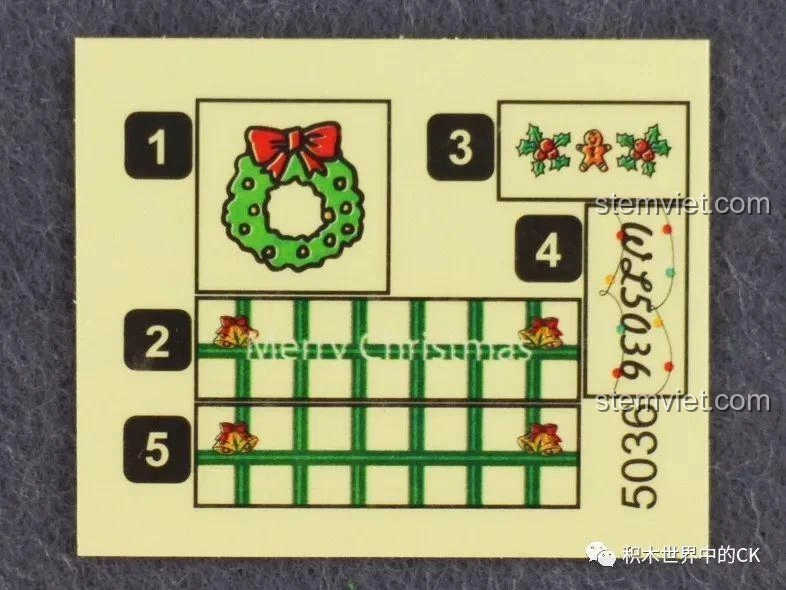 Ảnh tấm sticker đi kèm bộ đồ chơi xếp hình Tàu Hỏa Ông Già Noel 5036, với các họa tiết trang trí Giáng Sinh như vòng nguyệt quế và chữ Merry Christmas, tăng thêm vẻ đẹp cho mô hình.