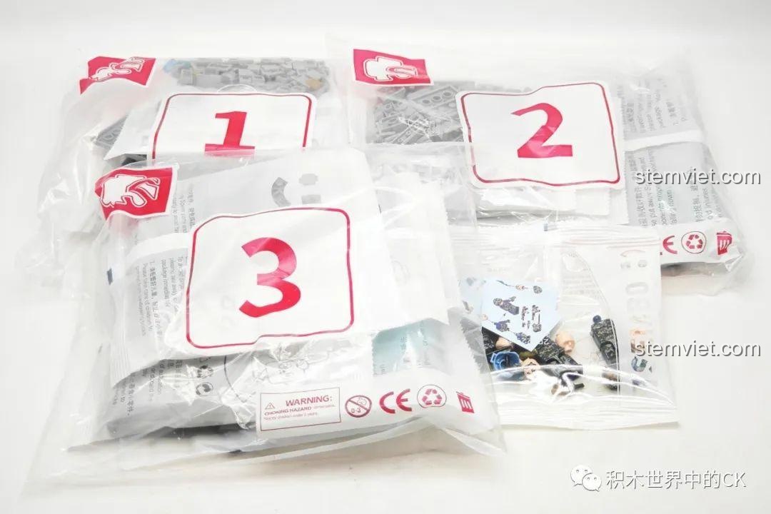 Các túi chi tiết được đánh số từ 1 đến 3 của bộ xếp hình Mô trực thăng Z-20 202229, giúp quá trình lắp dễ dàng.