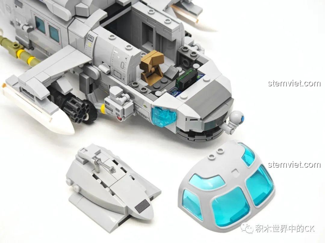 Phần nóc và buồng lái có thể tháo rời của bộ xếp hình Mô trực thăng Z-20 202229, tăng khả năng tương tác.