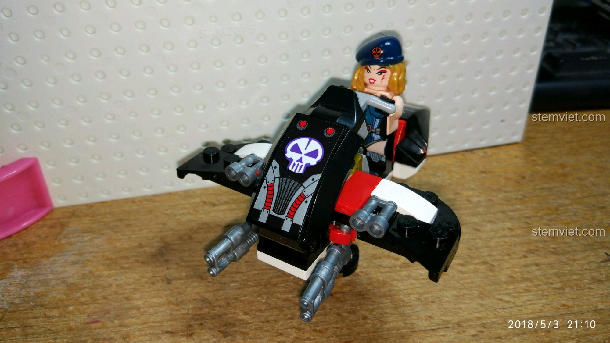 Mô tô bay của phe phản diện trong bộ Enlighten 2714, bộ xếp hình Phi thuyền chiến đấu cho con trai 6+