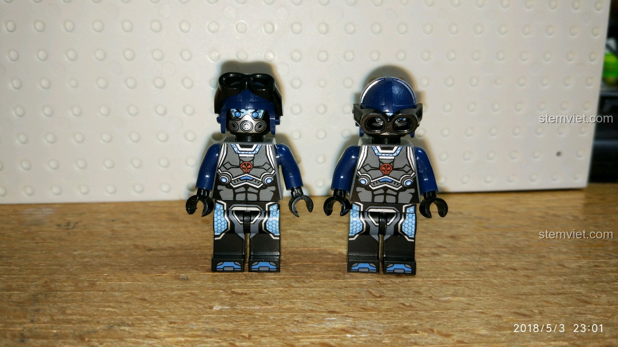 Hai nhân vật minifigure nam Enlighten 2716 với phụ kiện, bộ xếp hình Phi thuyền chiến đấu cho con trai 6+