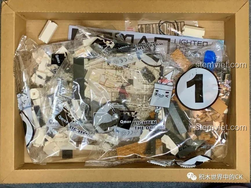 Bên trong hộp bộ xếp hình Tàu chiến Royal Daffodil 21025 với các túi mảnh ghép và sách hướng dẫn.