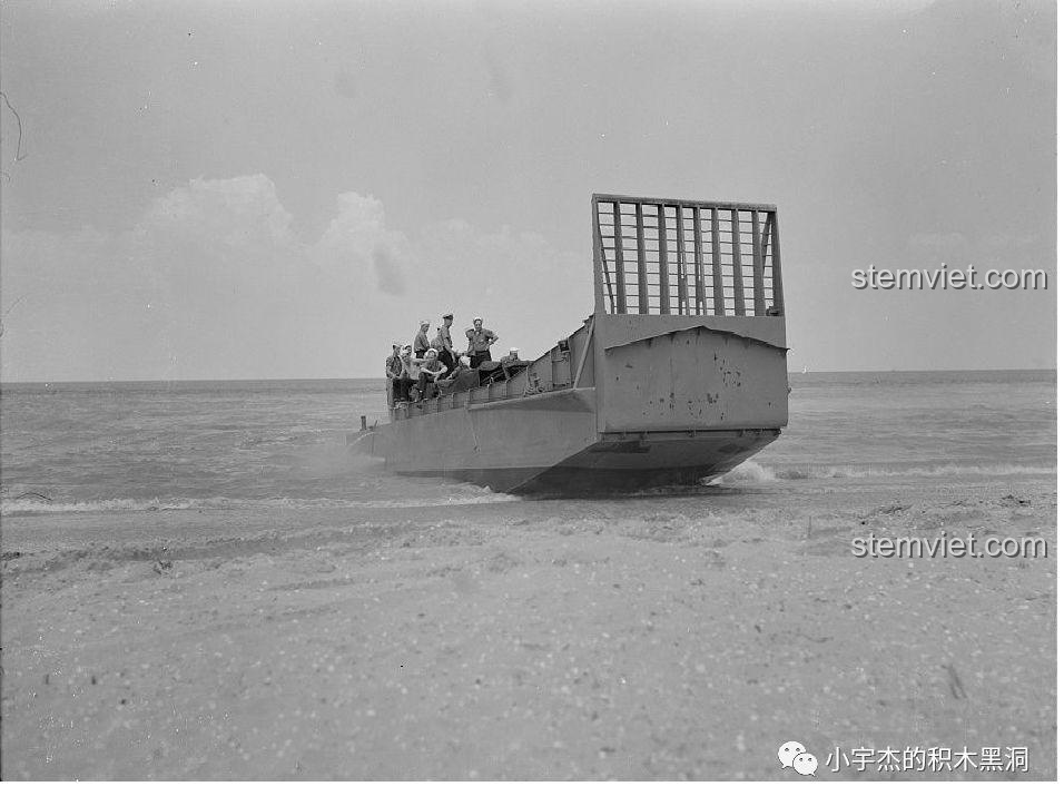 Hình ảnh tư liệu đen trắng về tàu đổ bộ LCM3 trong lịch sử, mang lại giá trị giáo dục cho bộ đồ chơi.