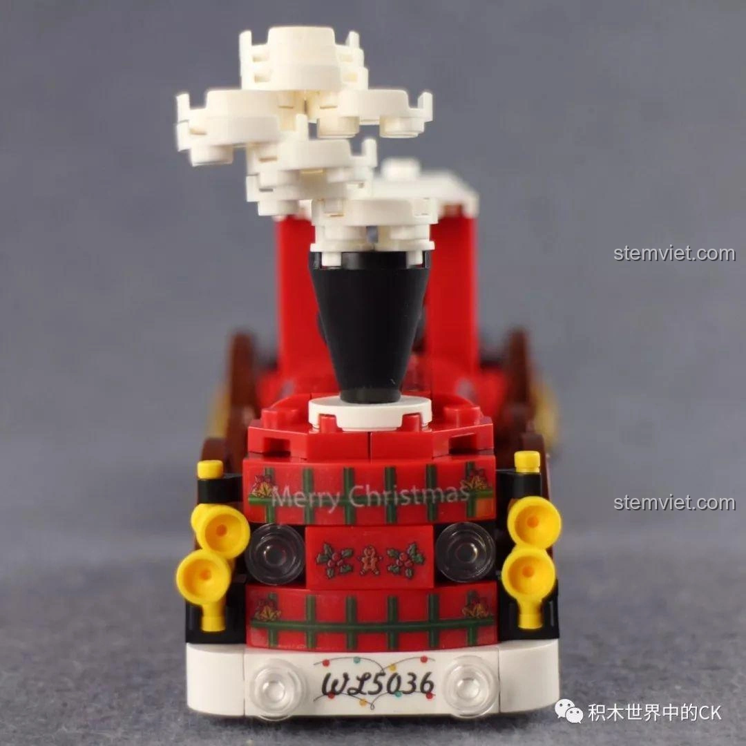 Ảnh cận cảnh mặt trước của đầu tàu hỏa trong bộ khối lắp ghép Tàu Hỏa Giáng Sinh Trắng 5036, với các chi tiết trang trí Giáng Sinh và đèn pha màu vàng, tạo điểm nhấn ấn tượng.