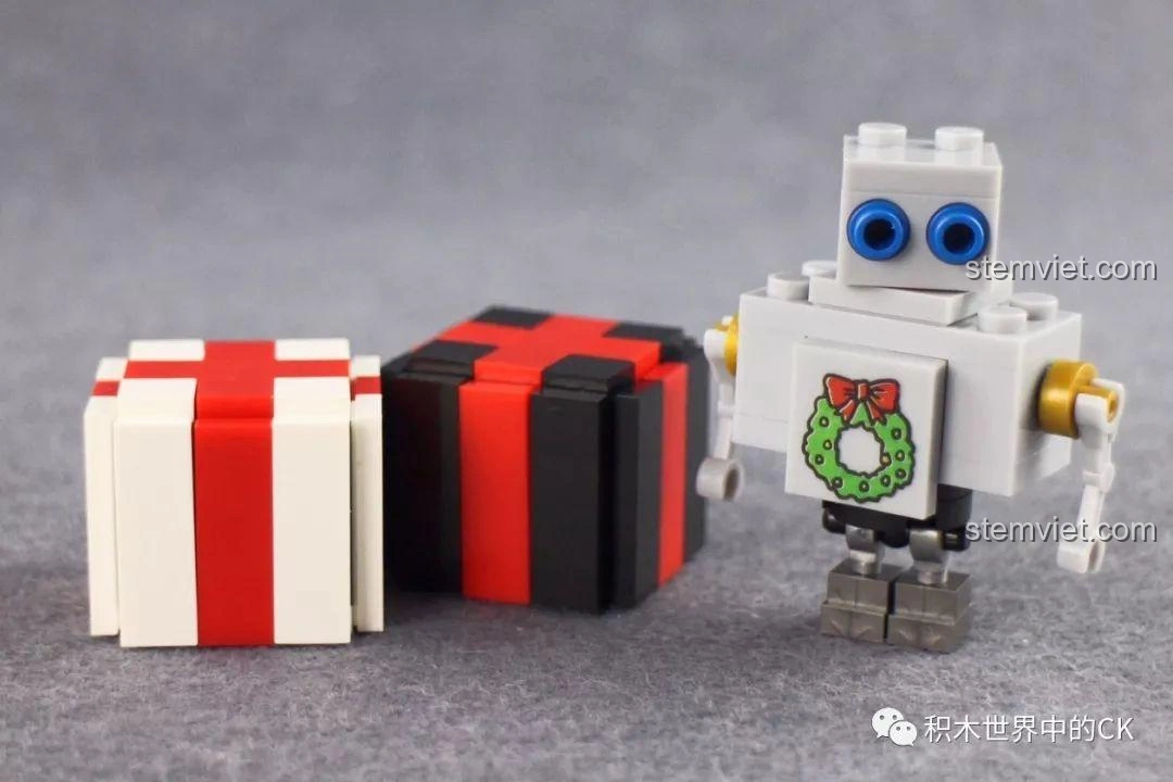 Ảnh mô hình tàu hỏa Winner 5036 Tàu Hỏa Giáng Sinh Trắng đã lắp ráp hoàn chỉnh, cùng với cây thông Noel, tạo nên một khung cảnh Giáng Sinh đẹp mắt và ấm áp, lý tưởng để trưng bày.