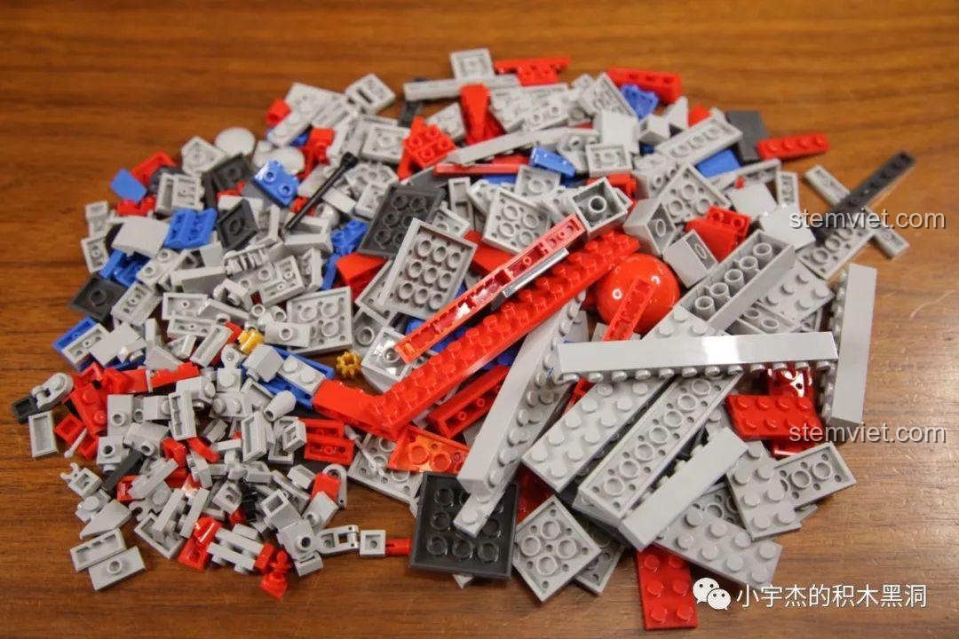 Bộ xếp hình Tàu sân bay trực thăng Type 075, các mảnh ghép được đổ ra sẵn sàng cho quá trình lắp ráp, cho bé trai 6 tuổi