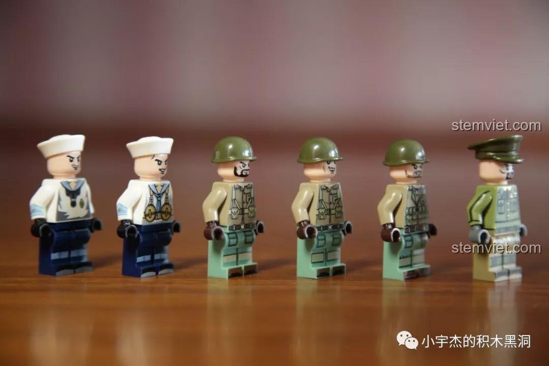 Góc nhìn nghiêng của 6 minifigures, cho thấy chi tiết in trên cánh tay của thủy thủ và sĩ quan.