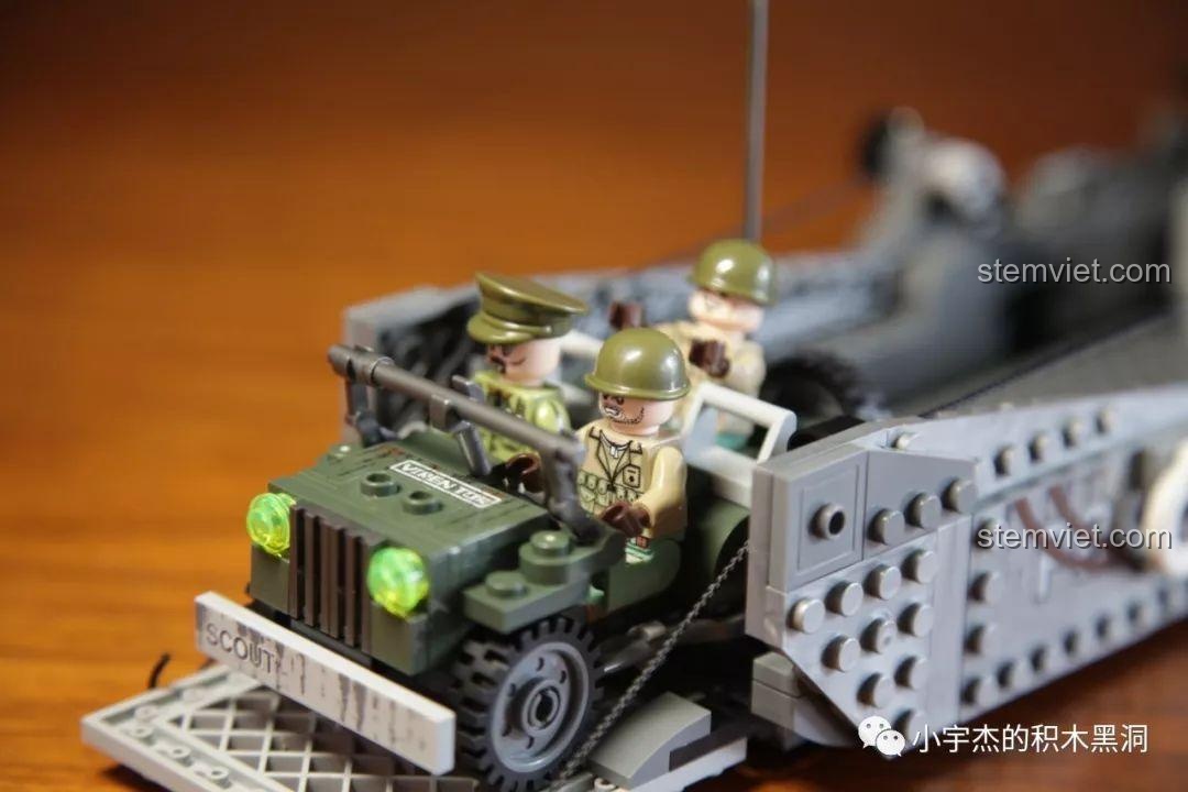 Cận cảnh các minifigures binh sĩ và sĩ quan đang ngồi trên xe Jeep quân sự.