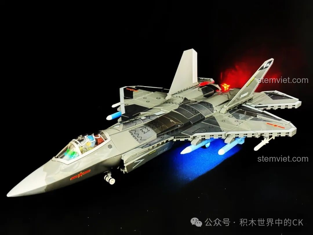 Bộ xếp hình Tiêm kích hạm J-35 cho con trai 6+ khi bật đèn LED, tạo hiệu ứng ánh sáng đẹp mắt.