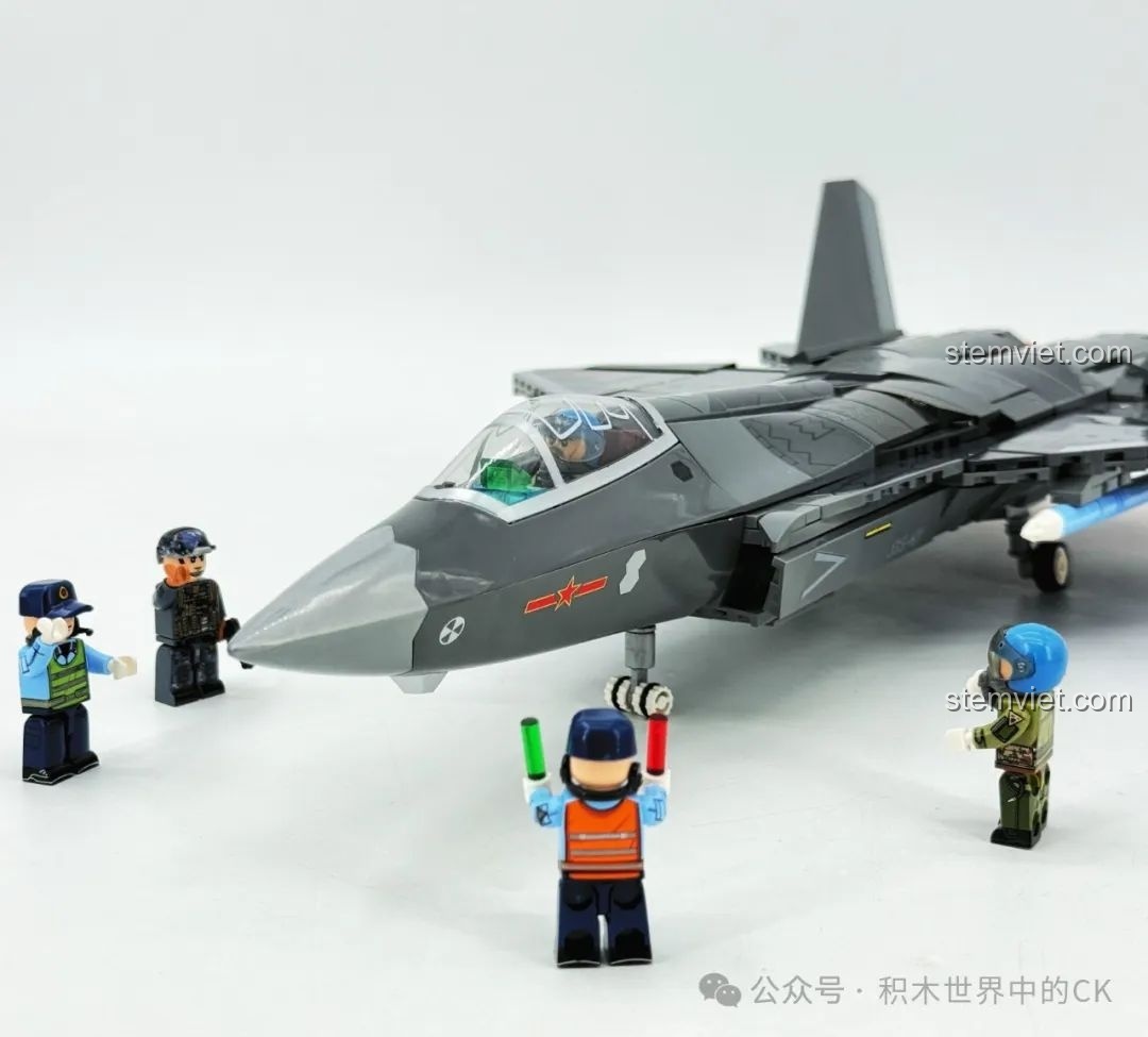 Bộ xếp hình Tiêm kích hạm J-35 cho con trai 6+ với cảnh đội bay và phi công tương tác với nhau.