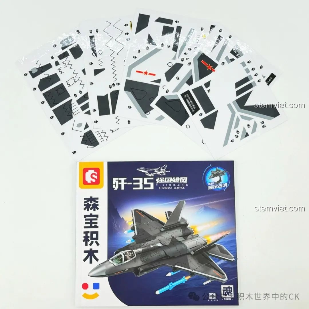 Bộ xếp hình Tiêm kích hạm J-35 cho con trai 6+ bao gồm sách hướng dẫn chi tiết và bộ sticker trang trí.