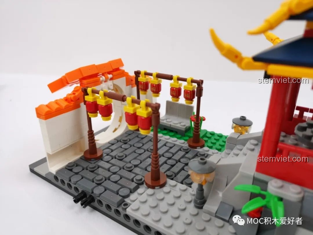 Cận cảnh chi tiết dây đèn lồng trong bộ xếp hình WOMA C9123 tiết kiệm, mang lại không khí lễ hội.