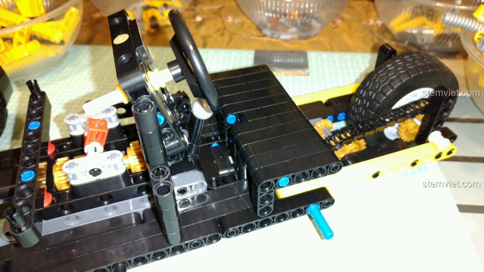 Cận cảnh cơ cấu chuyển số và truyền động của bộ xếp hình Xe Cổ Điển Anh Quốc.