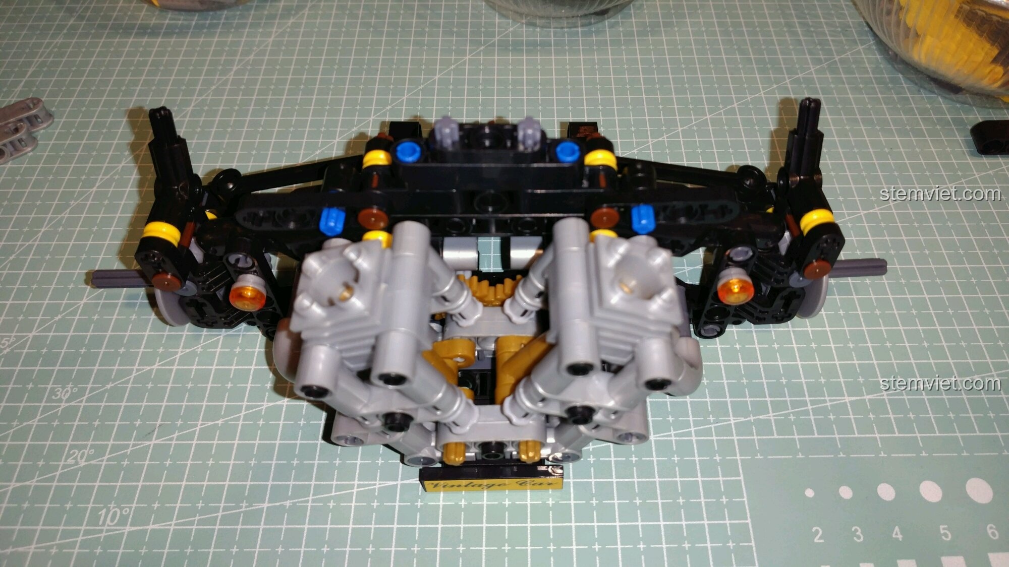 Động cơ đã gắn vào khung gầm của bộ xếp hình Xe Cổ Điển Anh Quốc, tạo tổng thể chắc chắn.