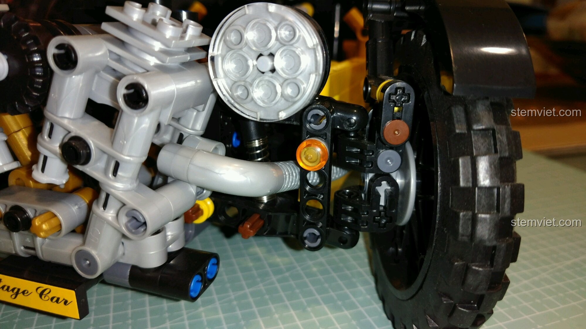 Mô hình hoàn chỉnh của bộ xếp hình Xe Cổ Điển Anh Quốc từ góc nhìn 3/4 phía sau.