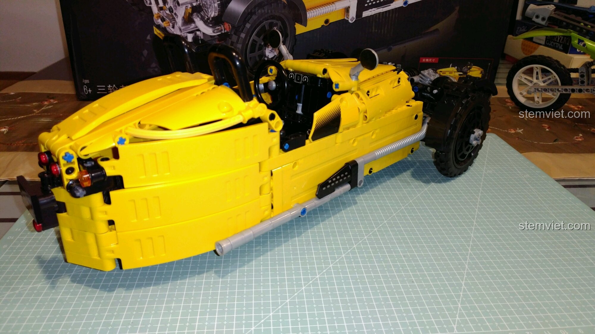 Mô hình hoàn chỉnh của bộ xếp hình Xe Cổ Điển Anh Quốc từ góc nhìn phía trước.