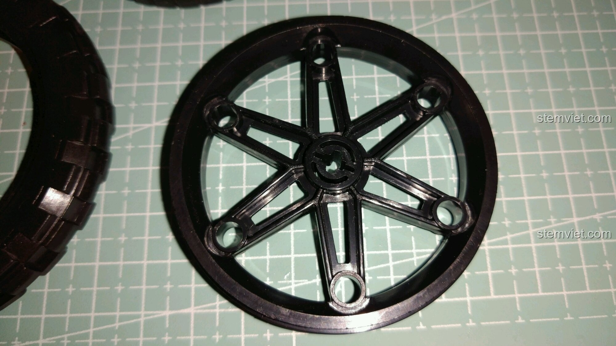 Vành xe 6 chấu của bộ xếp hình Xe Cổ Điển Anh Quốc, thiết kế đơn giản nhưng chắc chắn.